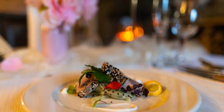 Romantika pro 2 zámeckém hotelu: 7chodové degustační menu i masáž a pobyt v šungitové jeskyni