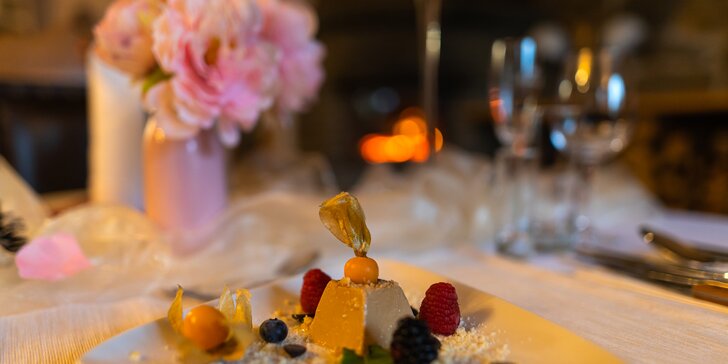 Romantika v zámeckém hotelu: 7chodové degustační menu i privátní wellness pro 2 osoby