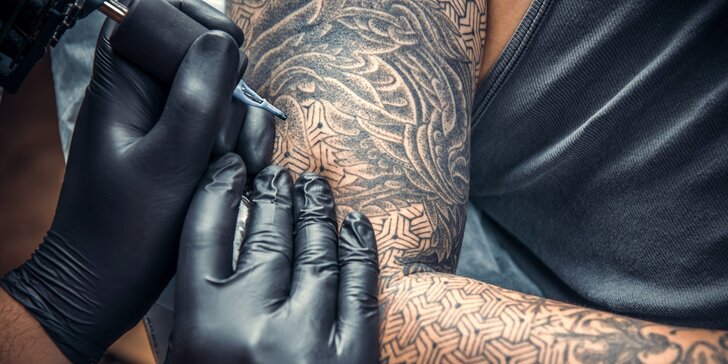 Nechte promluvit svou kůži: barevné i černobílé tetování dle výběru