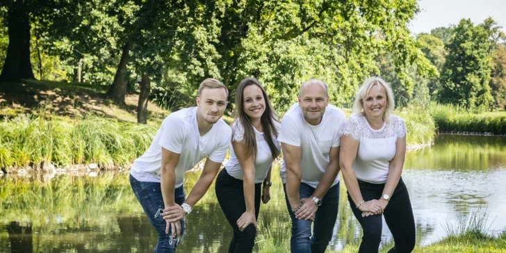 Profesionální focení portrétů, těhotenské i celé rodiny v ateliéru nebo exteriéru
