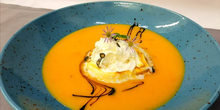 5chodové degustační menu pro dva: zauzená kachní prsíčka, dýňový krém, tuňák a carpaccio i makovec