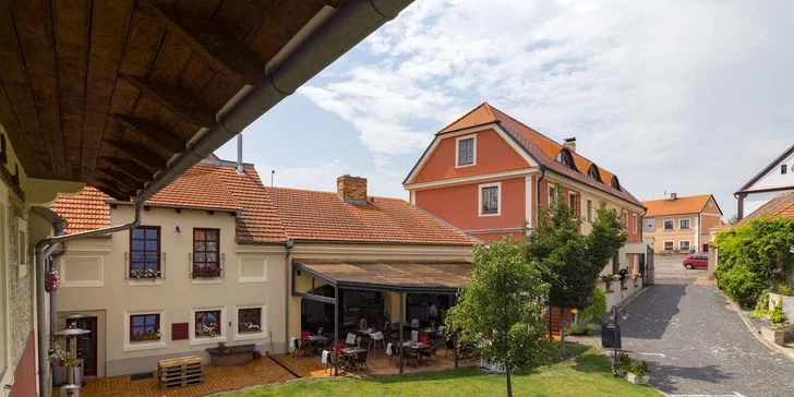 Pobyt ve Dvoře Hoffmeister 15 minut od Prahy: romantická atmosféra a vyhlášená restaurace