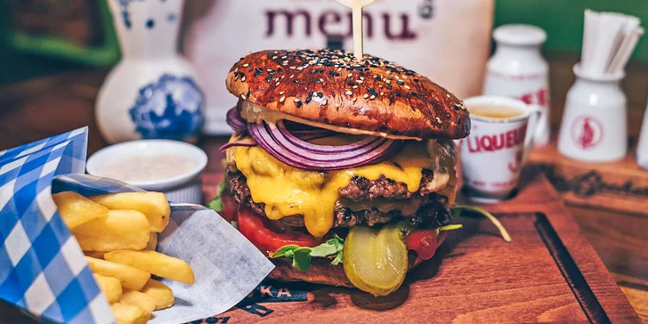 Dobrota domů: hovězí burger, hranolky a limonáda nebo pivo