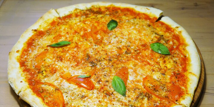 2 pizzy s průměrem 40 cm: Prosciutto crudo, Capricciosa, tuňáková aj.