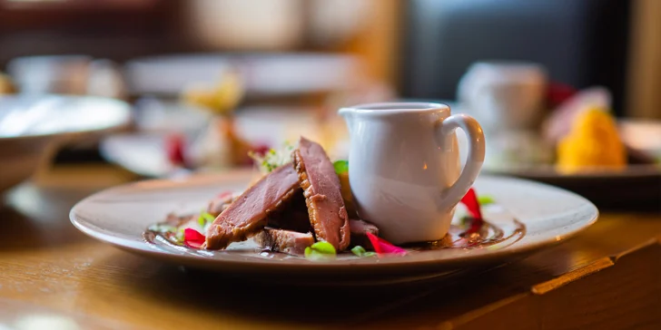 Romantika pro 2 zámeckém hotelu: 7chodové degustační menu i masáž a pobyt v šungitové jeskyni