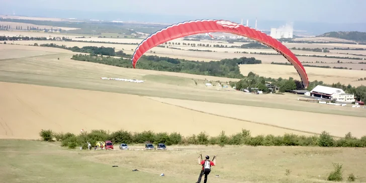 Naučte se vzlétnout i přistát: 4denní základní kurz paraglidingu na Rané u Loun