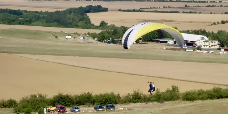 Naučte se vzlétnout i přistát: 4denní základní kurz paraglidingu na Rané u Loun