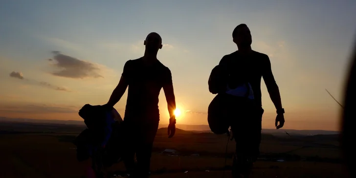 Naučte se vzlétnout i přistát: 4denní základní kurz paraglidingu na Rané u Loun