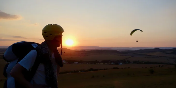 Naučte se vzlétnout i přistát: 4denní základní kurz paraglidingu na Rané u Loun