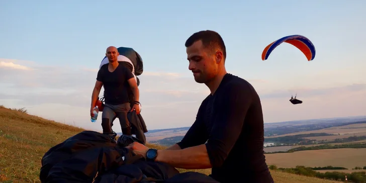 Naučte se vzlétnout i přistát: 4denní základní kurz paraglidingu na Rané u Loun
