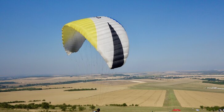 Naučte se vzlétnout i přistát: 4denní základní kurz paraglidingu na Rané u Loun