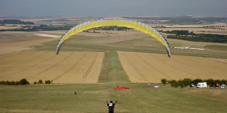 Naučte se vzlétnout i přistát: 4denní základní kurz paraglidingu na Rané u Loun