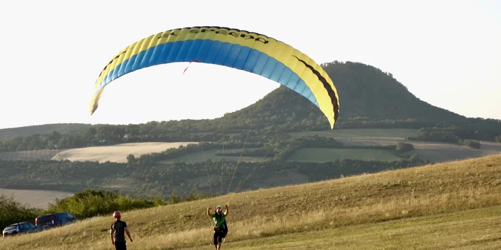 Naučte se vzlétnout i přistát: 4denní základní kurz paraglidingu na Rané u Loun