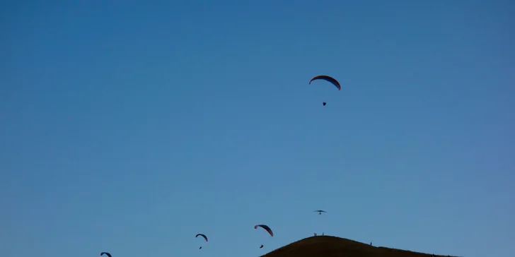 Naučte se vzlétnout i přistát: 4denní základní kurz paraglidingu na Rané u Loun