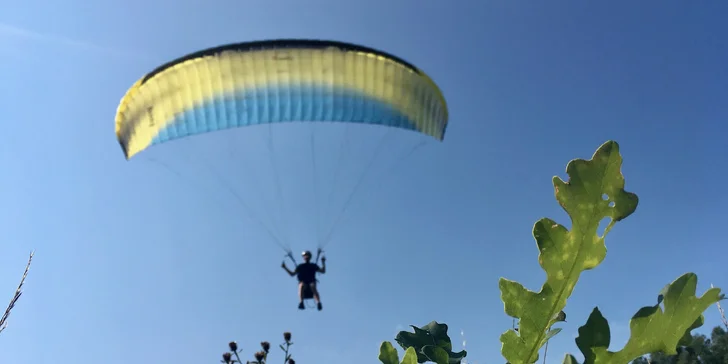 Naučte se vzlétnout i přistát: 4denní základní kurz paraglidingu na Rané u Loun
