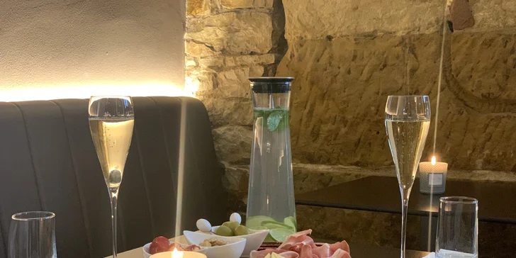 Víno nebo prosecco a prkénko se šunkou a sýrem i dalšími dobrotami pro dva