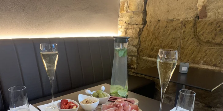 Víno nebo prosecco a prkénko se šunkou a sýrem i dalšími dobrotami pro dva