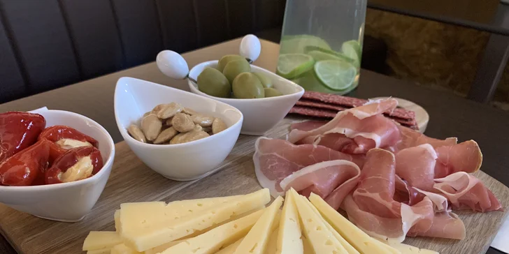 Víno nebo prosecco a prkénko se šunkou a sýrem i dalšími dobrotami pro dva