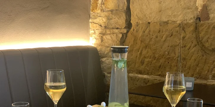 Víno nebo prosecco a prkénko se šunkou a sýrem i dalšími dobrotami pro dva