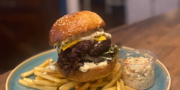 Burger dle výběru z 6 druhů, hranolky a coleslaw pro 1 i 2 osoby