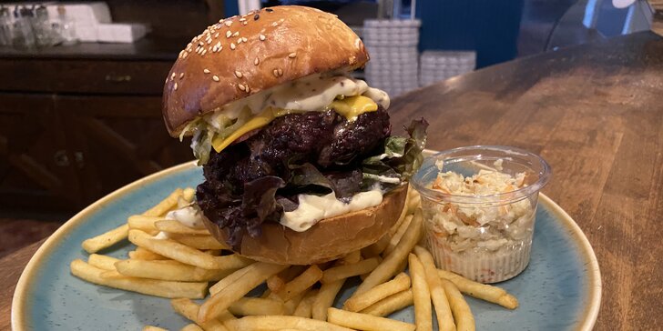 Burger dle výběru z 6 druhů, hranolky a coleslaw a možnost rozvozu zdarma
