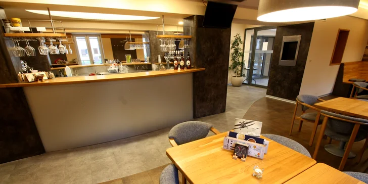 Aero menu: telecí či kuřecí burger nebo kilový mega burger s pivním setem a sorbety