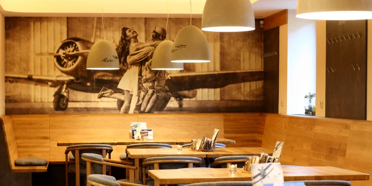Aero menu: telecí či kuřecí burger nebo kilový mega burger s pivním setem a sorbety