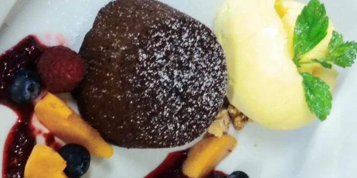 4chodové degustační menu pro dva i s lahví prosecca: sumeček či svíčková, carpaccio a čokoládový fondant