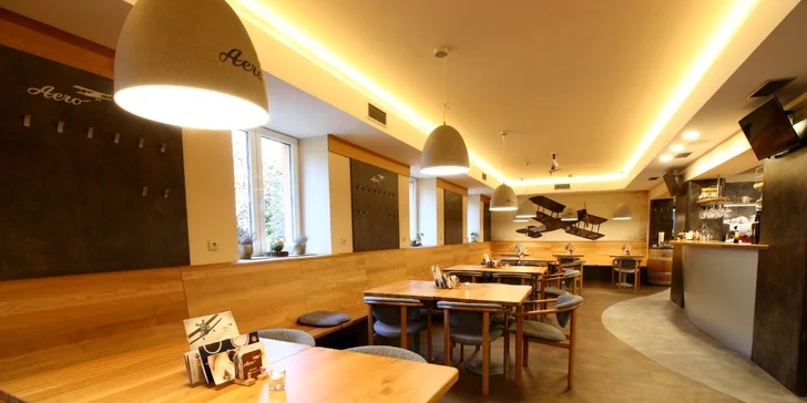 Aero menu: telecí či kuřecí burger nebo kilový mega burger s pivním setem a sorbety