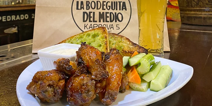 6 kuřecích paliček, 2 bylinkové bagety i pivo nebo nealko nápoj s sebou