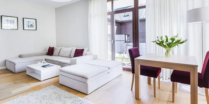 Ubytovat se můžete v pokojích i v prostorných apartmánech.