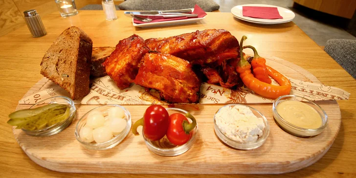 Degustace pěti netradičních piv i 500 či 1000 g královsky vyuzených žeber v BBQ omáčce