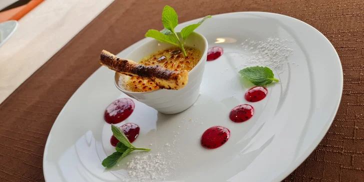 Čtyřchodové menu pro dva: lilkový tatarák, kukuřičná polévka, vepřová panenka a crème brûlée