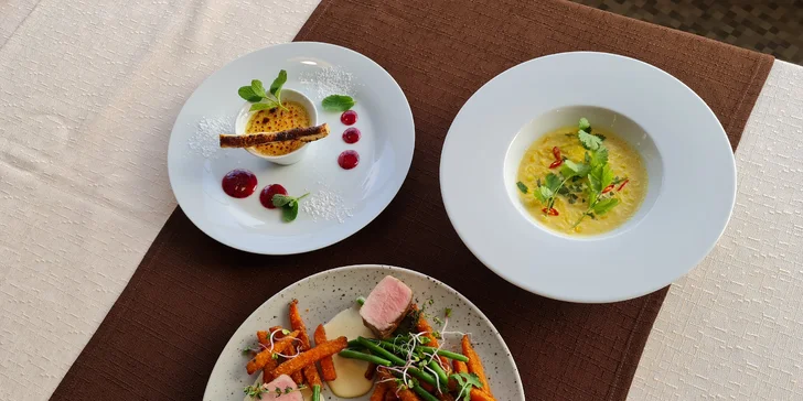 Čtyřchodové menu pro dva: lilkový tatarák, kukuřičná polévka, vepřová panenka a crème brûlée