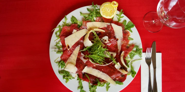 4chodové degustační menu pro dva i s lahví prosecca: sumeček či svíčková, carpaccio a čokoládový fondant