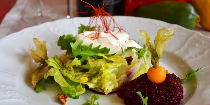 4chodové degustační menu pro dva i s lahví prosecca: sumeček či svíčková, carpaccio a čokoládový fondant