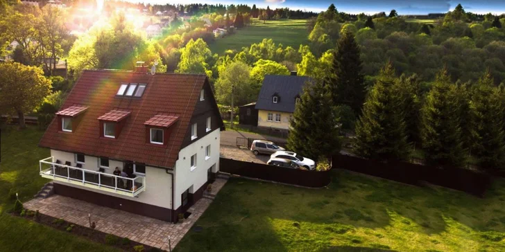 Luxusní vila pod Klínovcem: terasa s výhledem, 5 ložnic a koupelen, vybavená kuchyně