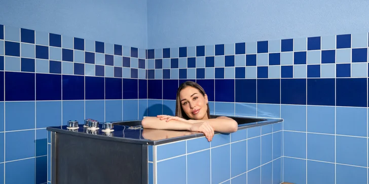Wellness balíček zahrnuje také vířivou koupel a masáž. 