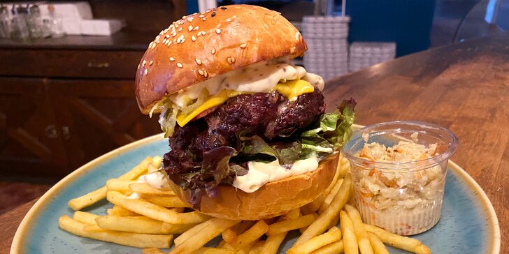 Burger dle výběru z 6 druhů, hranolky a coleslaw a možnost rozvozu zdarma