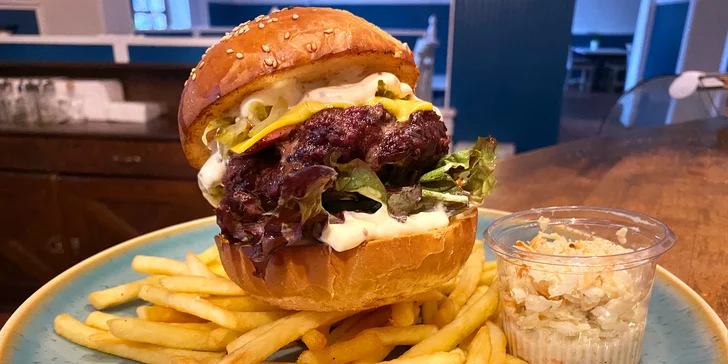 Burger dle výběru z 6 druhů, hranolky a coleslaw pro 1 i 2 osoby