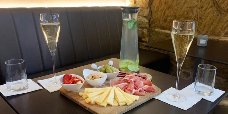 Víno nebo prosecco a prkénko se šunkou a sýrem i dalšími dobrotami pro dva