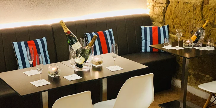 Víno nebo prosecco a prkénko se šunkou a sýrem i dalšími dobrotami pro dva