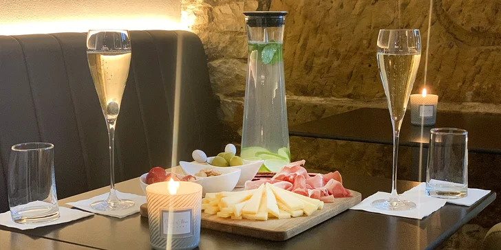 Víno nebo prosecco a prkénko se šunkou a sýrem i dalšími dobrotami pro dva