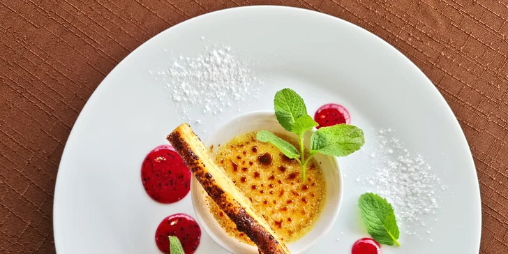 Čtyřchodové menu pro dva: lilkový tatarák, kukuřičná polévka, vepřová panenka a crème brûlée