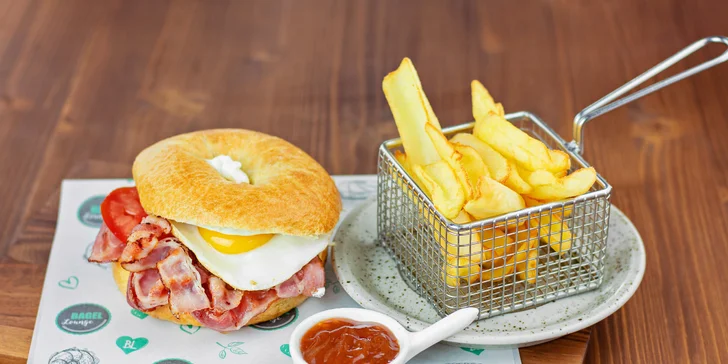 Bagel jedna báseň: s křupavou slaninou, smaženým vejcem, rajčaty a smetanovým sýrem