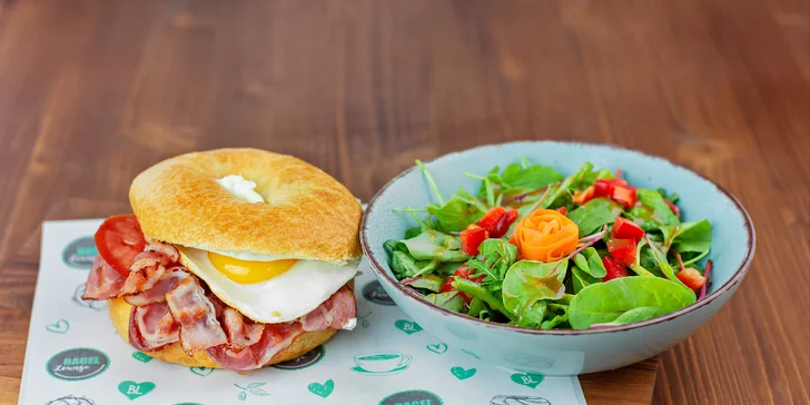 Bagel jedna báseň: s křupavou slaninou, smaženým vejcem, rajčaty a smetanovým sýrem