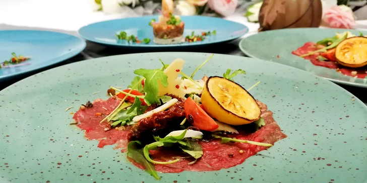 5chodové degustační menu pro dva: zauzená kachní prsíčka, tuňák a carpaccio i makovec