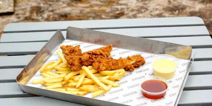 Dobroty z farmářského kuřete: stripsy, burrito nebo křídla a hranolky