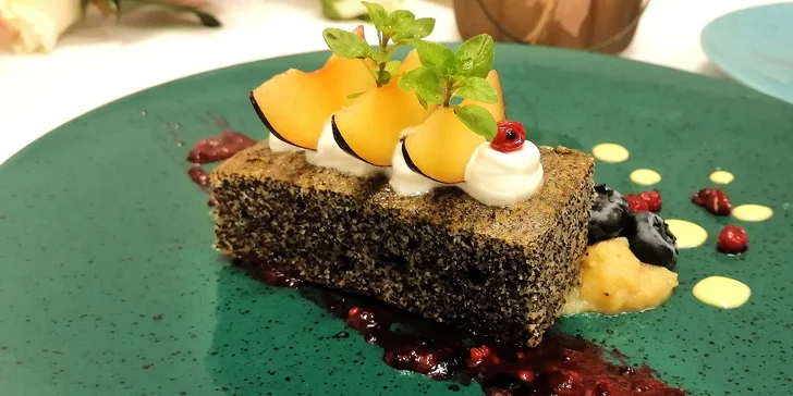 5chodové degustační menu pro dva: zauzená kachní prsíčka, tuňák a carpaccio i makovec