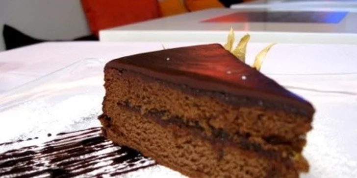 119 Kč za DVĚ kávy a DVA domácí sacher dorty. Sladká odměna v příjemné kavárně Bílý Koníček na Staroměstském náměstí.